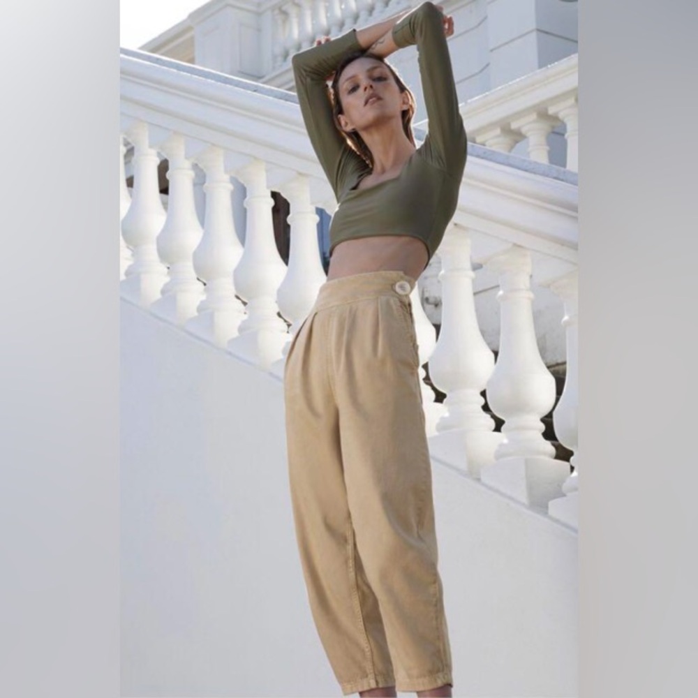 Zara jeans pleated with mother of pearl effect button